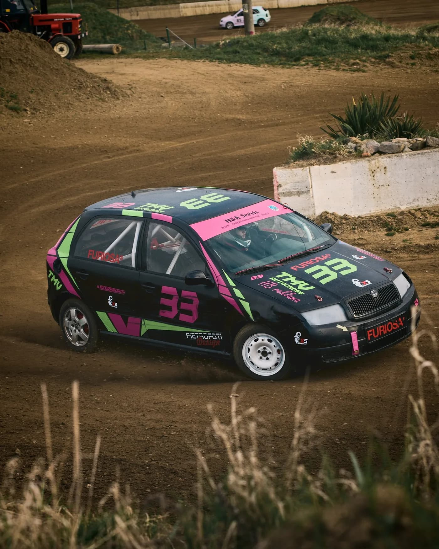 Závodní Škoda Fabia s polepem TMV Autocross v zatáčce